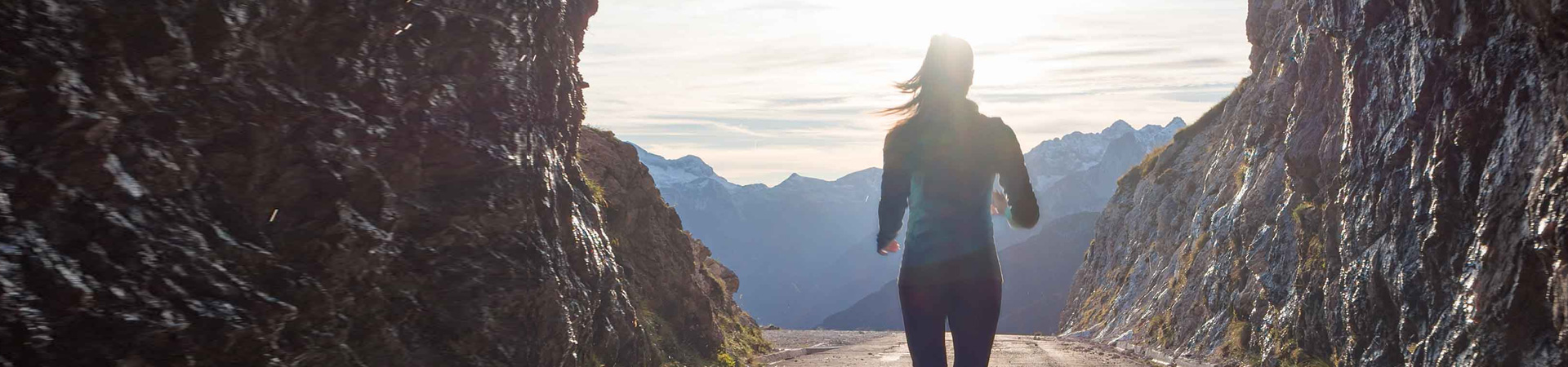 Una runner tra le montagne